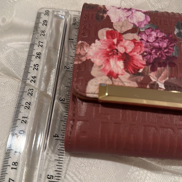 Brand new Steve Madden clutch wristlets bag with flower design - Picture 8 of 9
